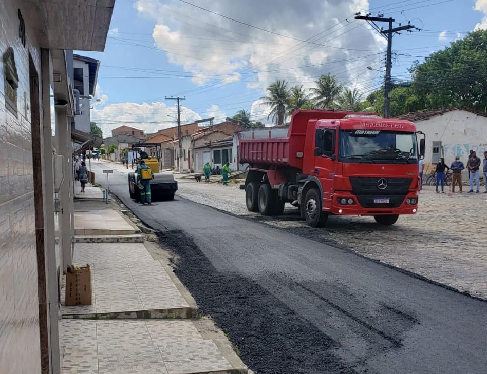 Prefeito Júnior Argôlo autoriza início de aplicação asfáltica na Bela Vista