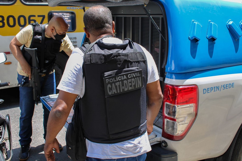 Homem é preso após agredir e golpear ex-companheira com garrafa de vidro na Bahia; vítima ficou cega