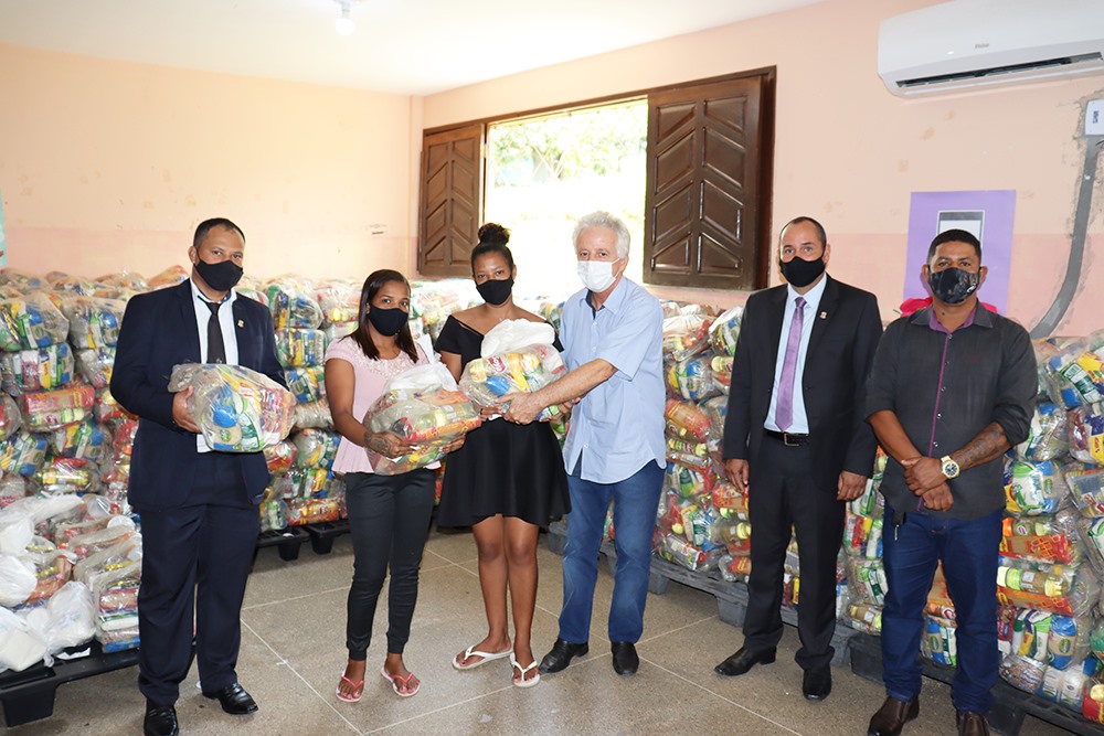 Prefeito Agamenon Coelho acompanha entrega de kits merenda escolar