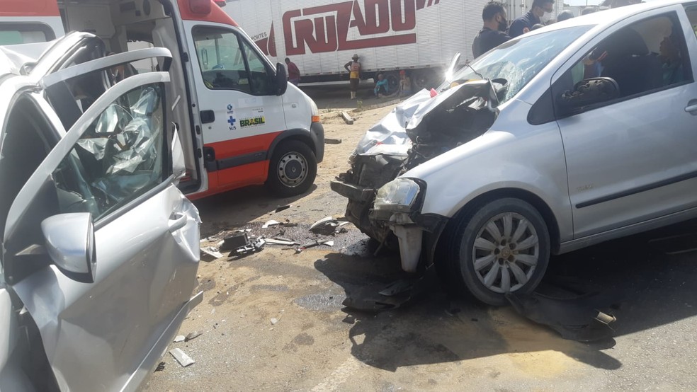 Três homens e uma mulher ficam feridos após batida entre dois carros na BR-101