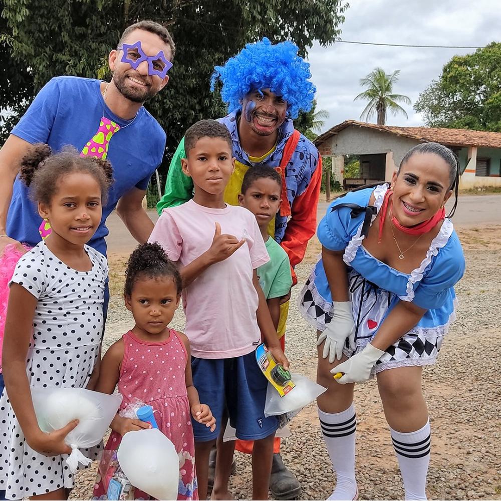 Prefeito Branco Sales e Primeira Dama Camila Araújo saem as ruas de Cardeal da Silva para entrega de brinquedos