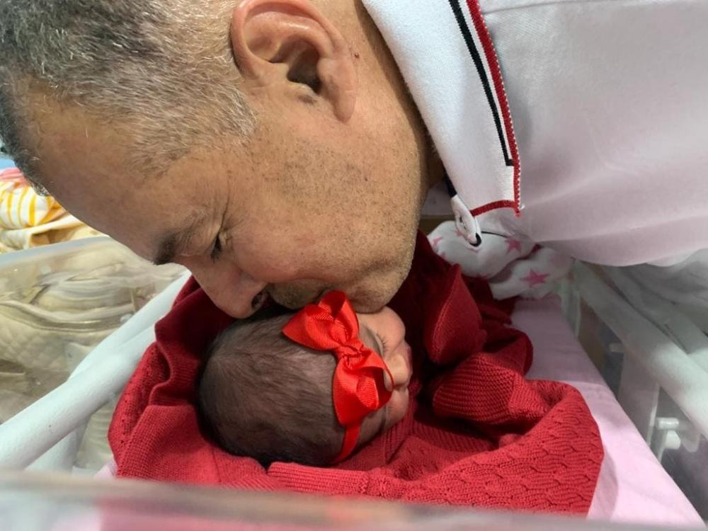 Prefeito Joaquim Neto evita maternidade pública e filha nasce em hospital particular de Alagoinhas
