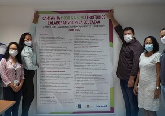 Prefeitura de Entre Rios recebe documento/banner com propostas da população para melhoria da educação municipal