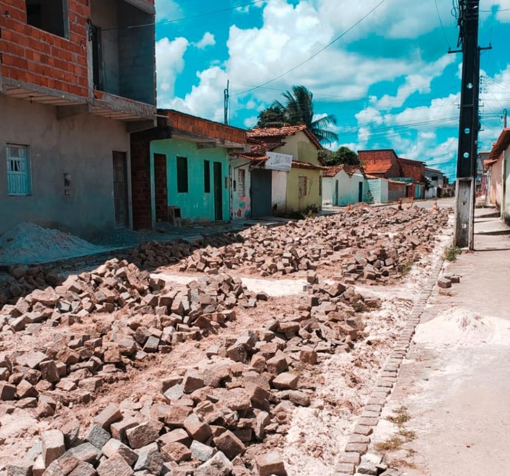 Após asfalto, governo Júnior Argôlo inicia requalificação de calçamento na Bela Vista