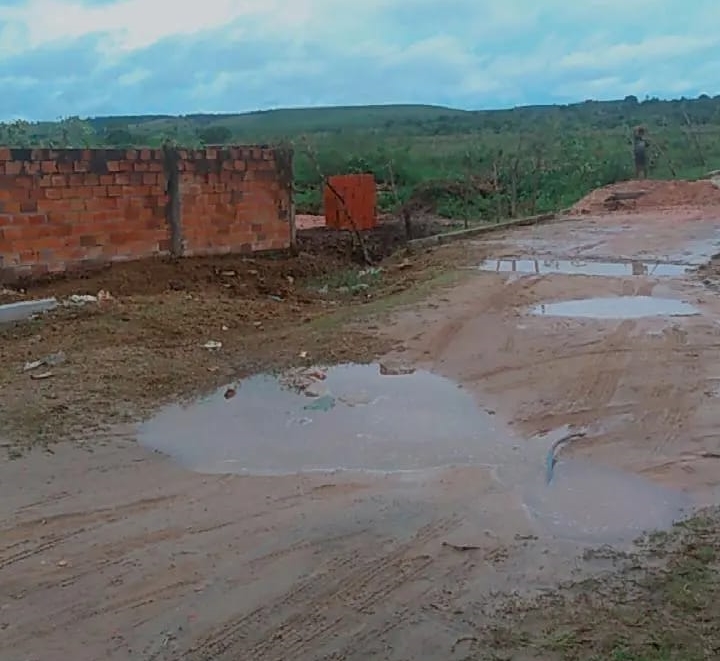 Lama e buracos: Moradores do centro de Cardeal da Silva cobram ação do Prefeito Branco Sales