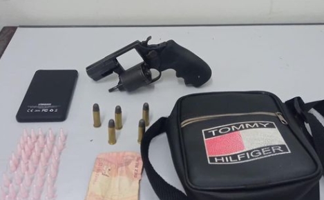 Policiais do 4° BPM e RONDESP/Leste apreendem arma de fogo e drogas em Alagoinhas