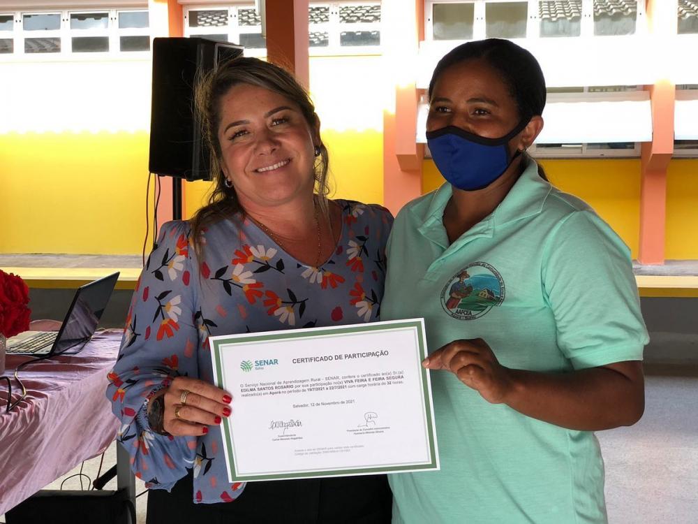 Prefeita de Aporá Carine de Ataíde participa de entrega de 150 certificados após cursos na SEAMA