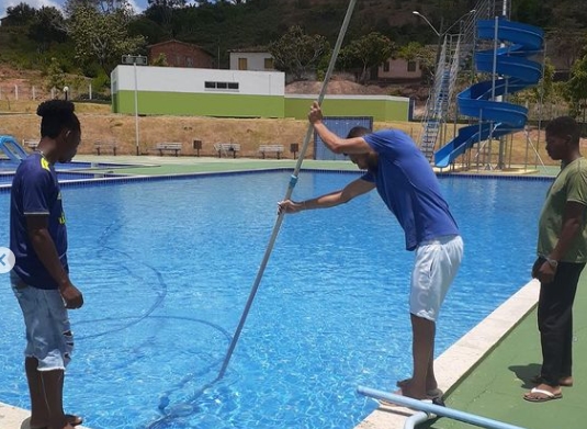 Limpando a piscina, Prefeito de Cardeal da Silva anuncia abertura do Balneário da Mineral