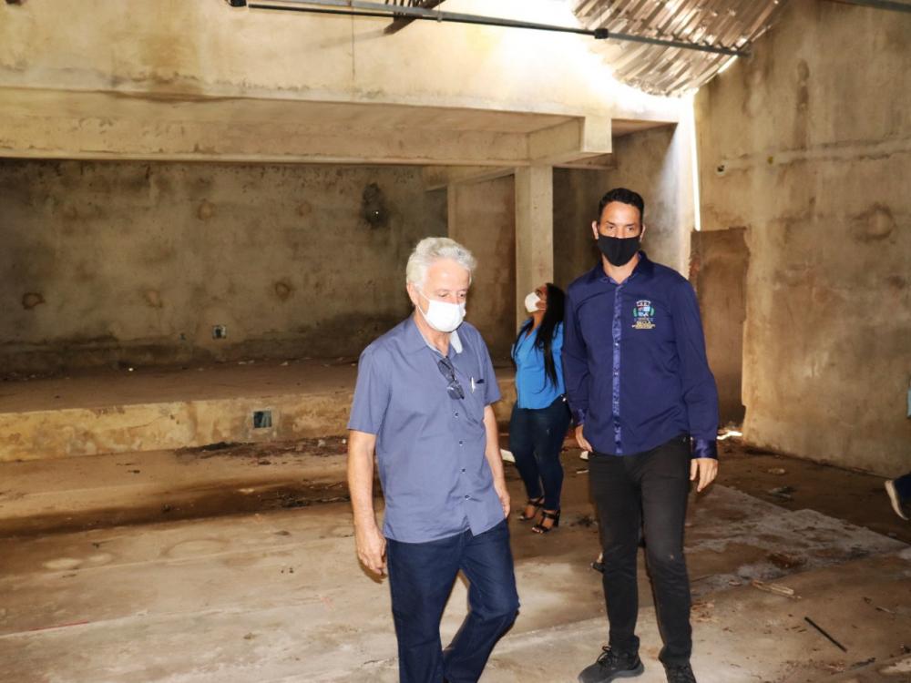 Prefeito de Araçás Agamenon realiza visita técnica ao Centro de Cultura municipal abandonado a nove anos