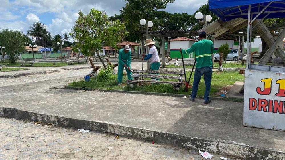 Prefeitura de Conde inicia manutenção de praça e canteiros em Altamira