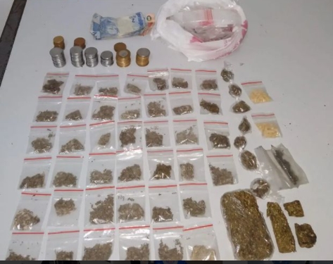 Policiais do Quarto Batalhão prendem homem em flagrante delito por tráfico, e apreendem drogas em Alagoinhas
