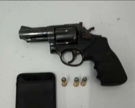 Policiais do Quarto Batalhão prendem homem em flagrante delito e apreendem arma de fogo no centro de Alagoinhas