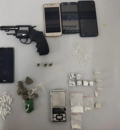 Policiais do Quarto Batalhão prendem homem em flagrante delito e apreendem arma de fogo e drogas em Aramari