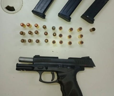 Policiais do Quarto Batalhão prendem homem em flagrante delito, e apreendem arma de fogo tipo pistola na BR-101 em Alagoinhas