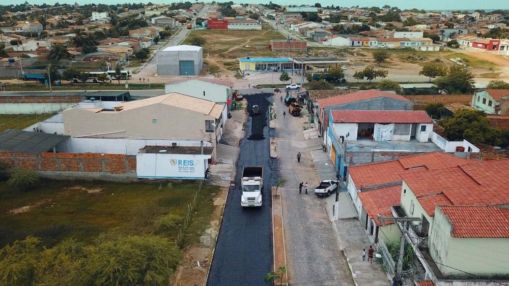 Prefeito Luiz Alberto (PSD), cumpre promessa de início de asfaltamento em Olindina, antes de completar 1 ano a frente do município