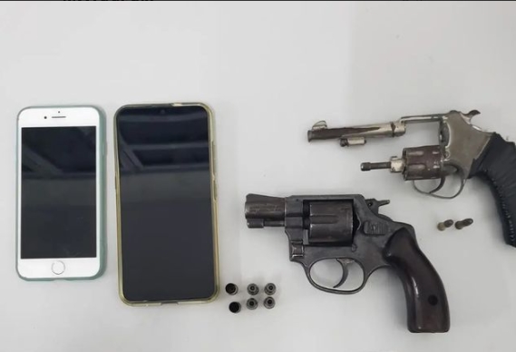 Policiais do Quarto Batalhão prendem dois homens após tentativa de roubo e apreendem duas armas de fogo e drogas em Alagoinhas