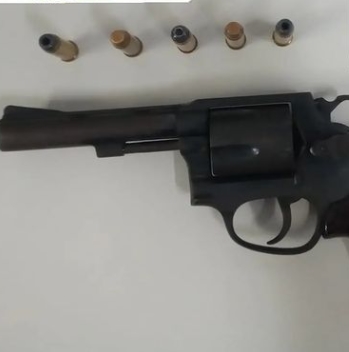 Policiais do Quarto Batalhão e da CIPE/LN apreendem arma de fogo em Buracica