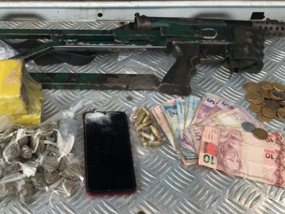 Em Sátiro Dias, policiais do Quarto Batalhão e da CIPE/LN apreendem metralhadora e droga