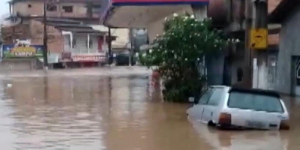 Fortes chuvas deixam BR-101 inundada e via é interditada