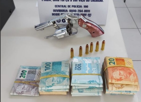 Homens são presos em Entre Rios com carro sem placa, arma e mais de 21 mil em espécie