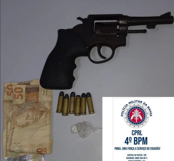 Policiais do Quarto Batalhão prendem homem em flagrante delito, e apreendem arma de fogo e drogas em Alagoinhas