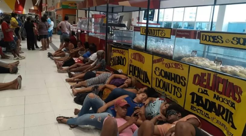 Em busca de alimentos, famílias ocupam supermercados em Salvador