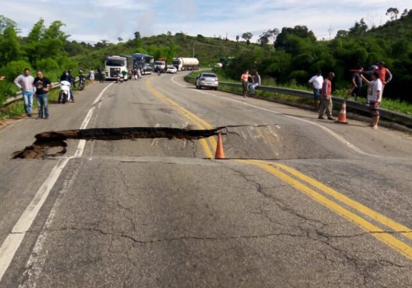 Ponte na BR-101 entre Eunápolis e Itabela é interditada após pista ceder