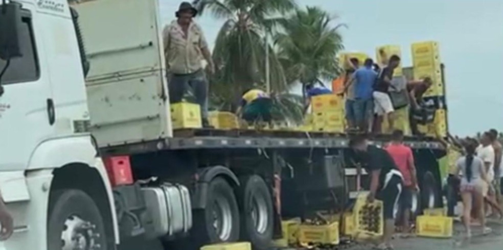 Carga de cerveja é roubada após cair de caminhão na BR-101 em Sergipe
