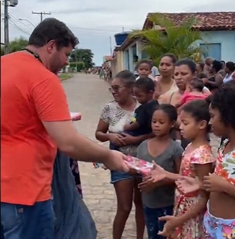 Com recursos pessoais Prefeito Júnior Argôlo doa carreta de brinquedos na sede, zona rural e Litoral de Entre Rios