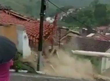 Nova Canaã: Família consegue sair ilesa após casa desabar em Centro de cidade