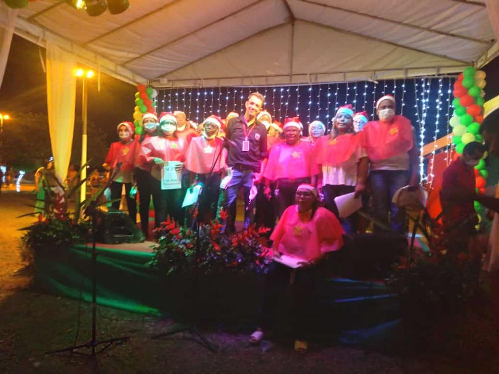 Coral do SCFV abrilhanta abertura do Natal de Cardeal da Silva