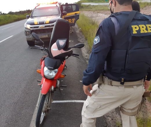 PRF Sergipe recupera moto com restrição de roubo em Esplanada; Entenda