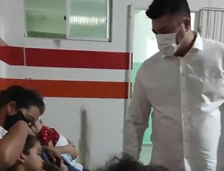 Prefeito de Crisópolis Leandro Dantas visita hospital e passa réveillon em praça pública com eleitores, familiares e amigos