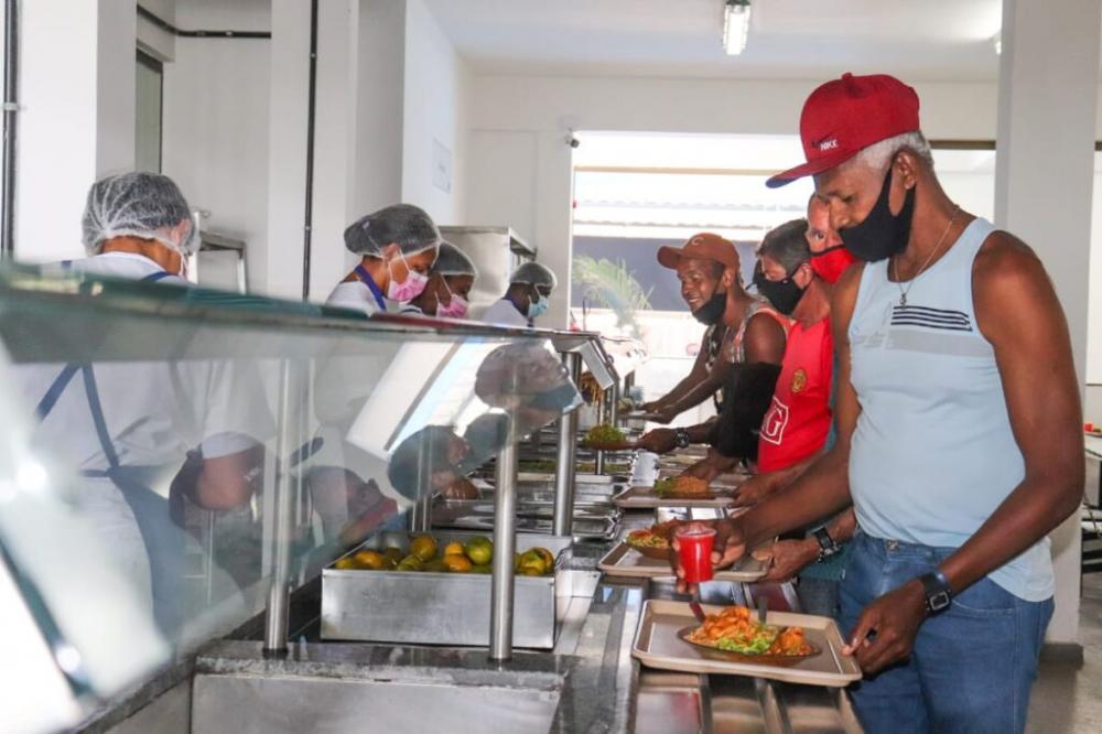 Mais de 800 pessoas participam de almoço solidário no Restaurante Popular da Prefeitura em Alagoinhas