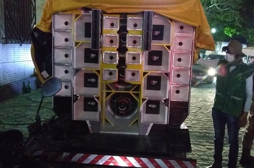 Polícia Militar divulga fotos de ação contra poluição sonora no réveillon de Conde e ação divide opiniões