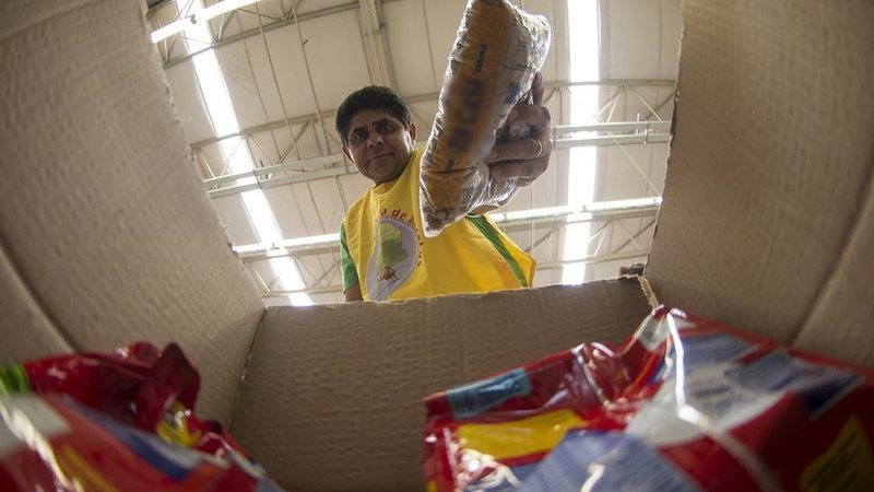 Salário mínimo de R$ 1.212 não dá para comprar duas cestas básicas, afirma Dieese