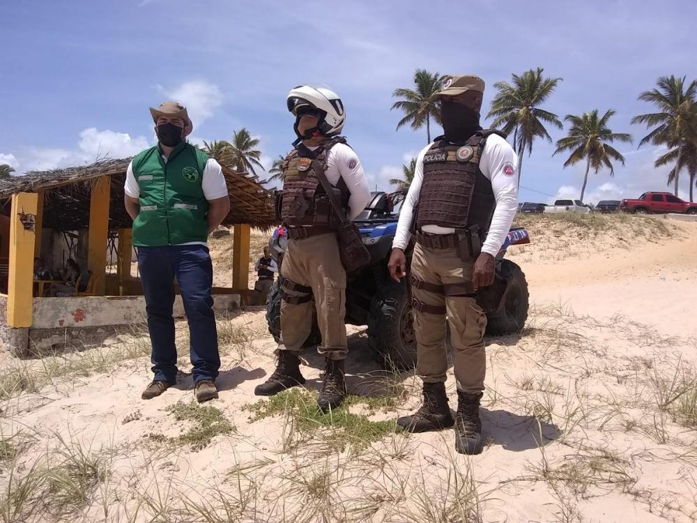 Polícia Militar autua três veículos que andaram nas faixas de areia do Conde