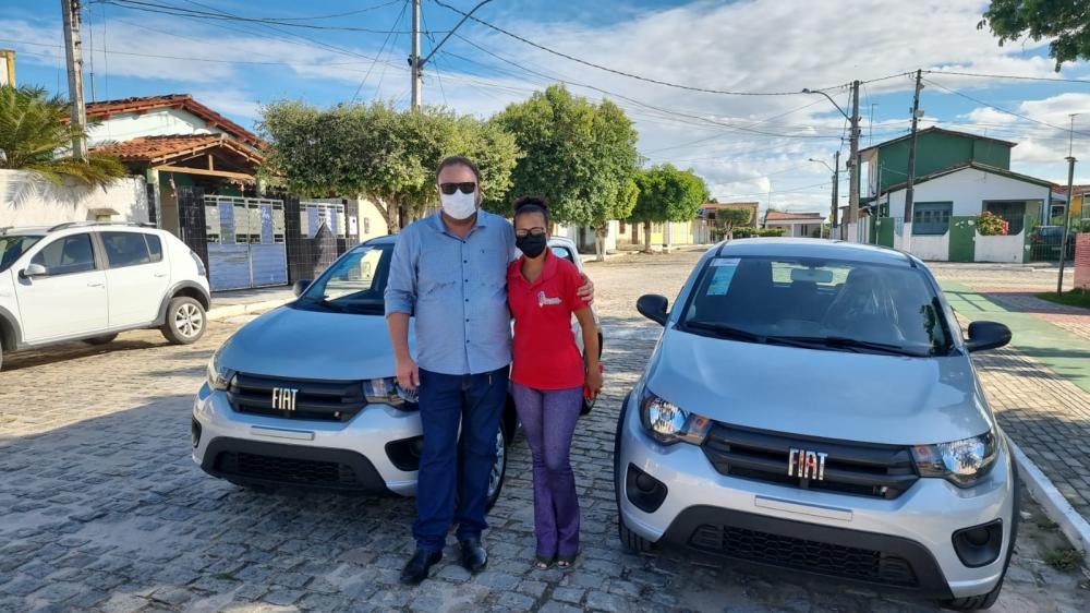 Prefeito de Pedrão Galego da Saúde adquire dois veículos zero km para a educação