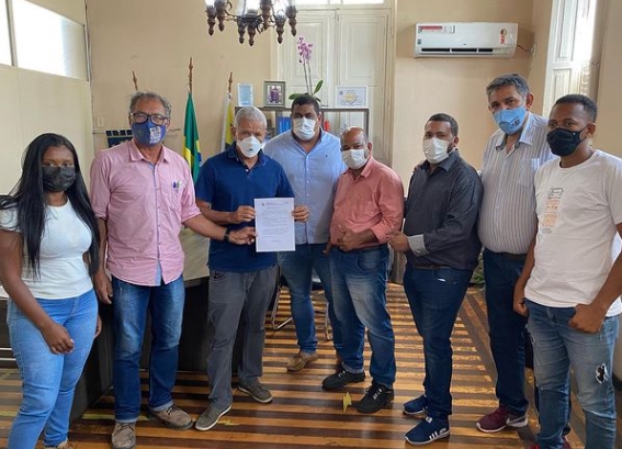 Prefeito Pequeno Sales assina ordem de serviço para construção de nova praça em Catu
