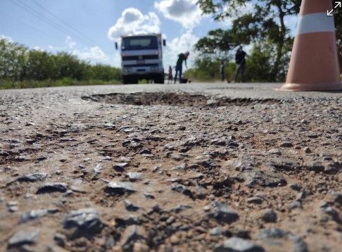 BA-400 segue em péssimas condições entre os municípios de Entre Rios, Esplanada e Cardeal da Silva