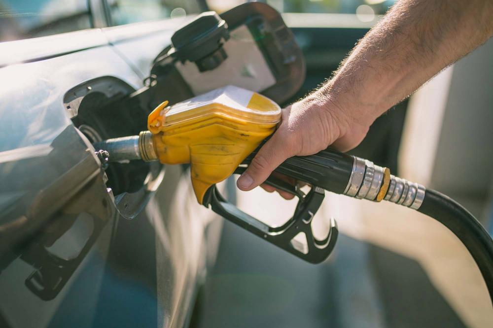 Preço de gasolina e etanol recua nos postos
