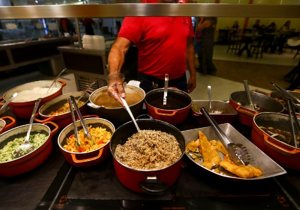 Rui anuncia exigência do cartão de vacinação para acesso a bares e restaurantes na Bahia