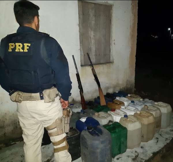 Homem é preso pela Polícia Rodoviária Federal no Povoado do Loreto em Rio Real com duas armas e estoque de combustível