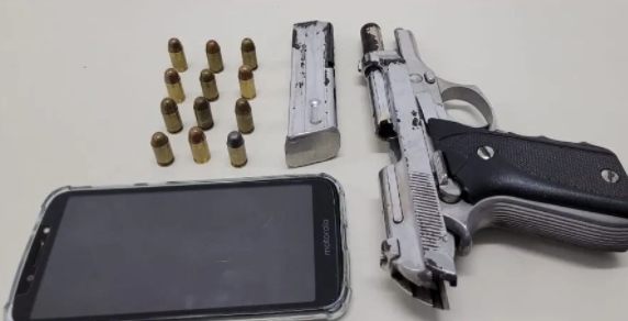Policiais do Quarto Batalhão prendem homem em flagrante, apreendem arma de fogo e recuperam material roubado em Alagoinhas
