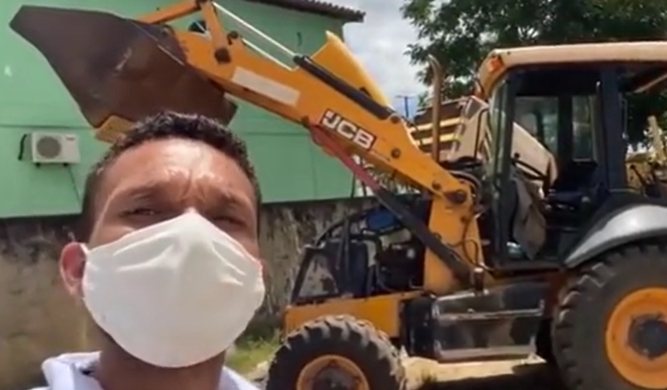 Prefeito de Cardeal Branco Sales comemora conserto de retroescavadeira