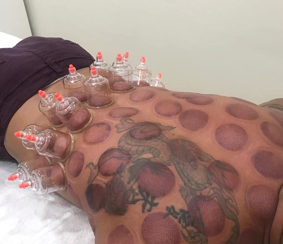 Prefeitura de Entre Rios leva serviços psicológicos, corte de cabelo gratuito e tratamento de lesões e problemas musculares para litoral; Entenda