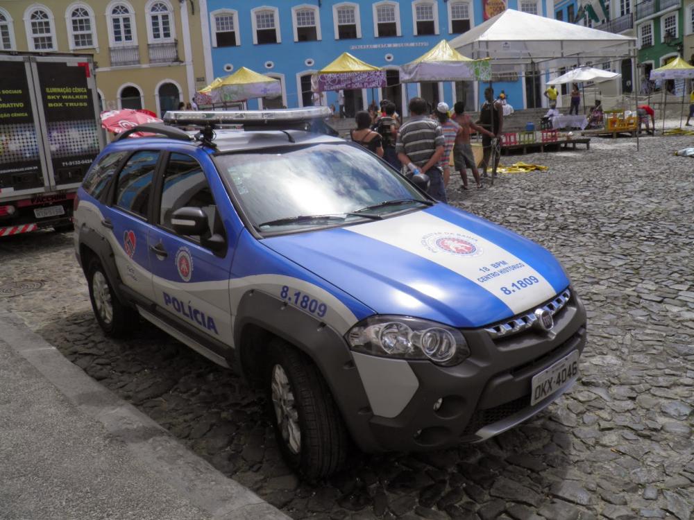 Três PMs são presos quando tentavam vender uma submetralhadora artesanal no bairro do Barbalho
