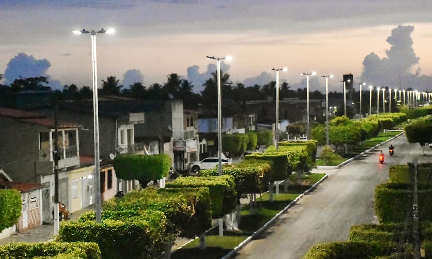 Lâmpadas antigas são substituídas por Leds em diversas ruas, praças e avenidas de Acajutiba