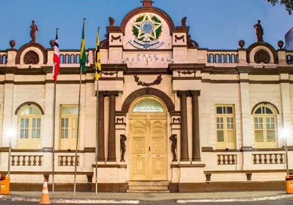 Prefeitura adia aulas presenciais e proíbe festas e shows por causa da Covid