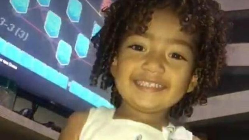 Menina de dois anos morre após ser baleada na testa em Feira de Santana